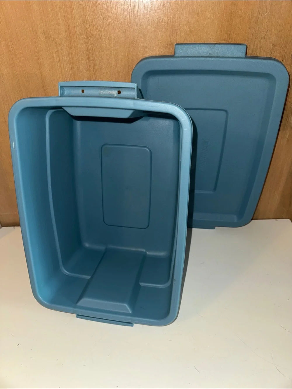 Rubbermaid Roughneck Heavy-Duty Plastic Storage Tote Blue 3 Gallon